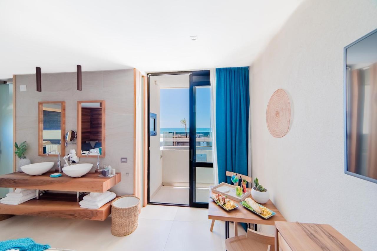 Cumeja Beach Club & Hotel Baia Domizia Exteriör bild