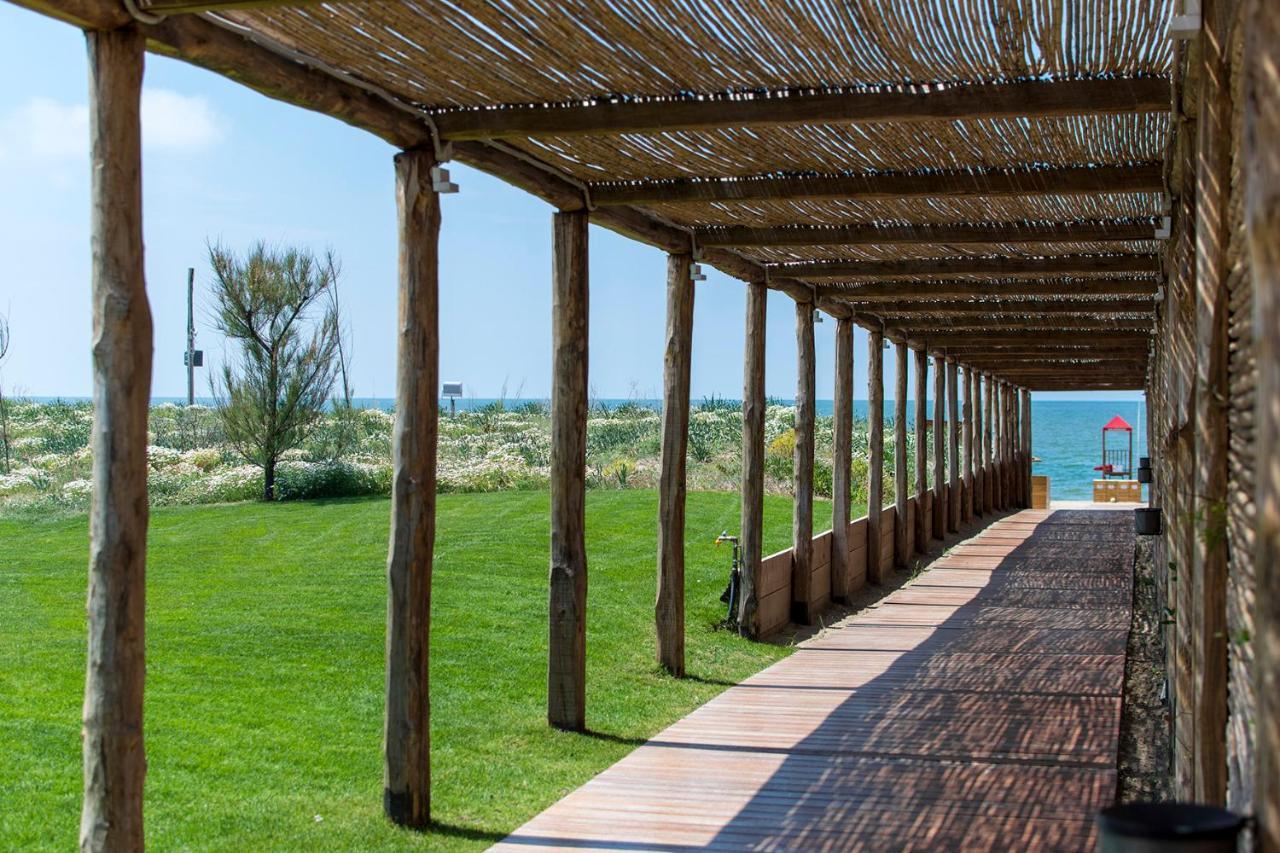 Cumeja Beach Club & Hotel Baia Domizia Exteriör bild